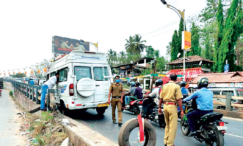 അപകടമൊഴിയാതെ അങ്ങാടിപ്പുറം മേൽപാലം അപകടമൊഴിയാതെ അങ്ങാടിപ്പുറം മേൽപാലം