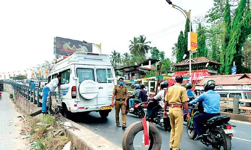 അ​പ​ക​ട​മൊ​ഴി​യാ​തെ അ​ങ്ങാ​ടി​പ്പു​റം മേ​ൽ​പാ​ലം