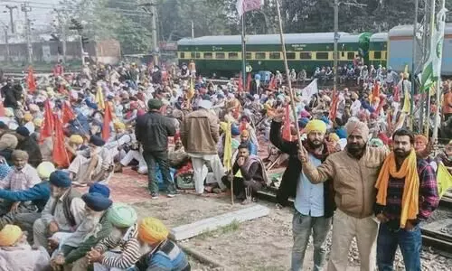 നാലു​ മണിക്കൂർ ട്രെയിൻ തടഞ്ഞ്​ കർഷകർ; അ​ടു​ത്ത​ത്​ ബം​ഗാ​ളി​ലേ​ക്ക്​ ട്രാ​ക്​​ട​ർ റാ​ലി​യെ​ന്ന്​ രാ​കേ​ഷ്​ ടി​ക്കാ​യ​ത്ത്​​