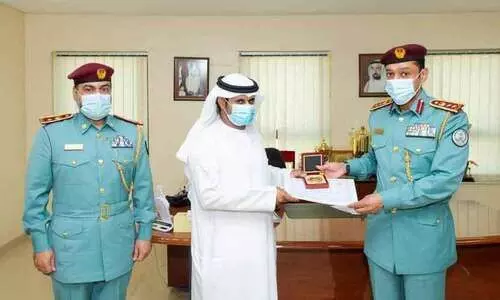 ക​ട​ലി​ൽ മു​ങ്ങി​യ ആ​ളെ ര​ക്ഷി​ച്ച സ്വ​ദേ​ശി​യെ ആ​ദ​രി​ച്ചു