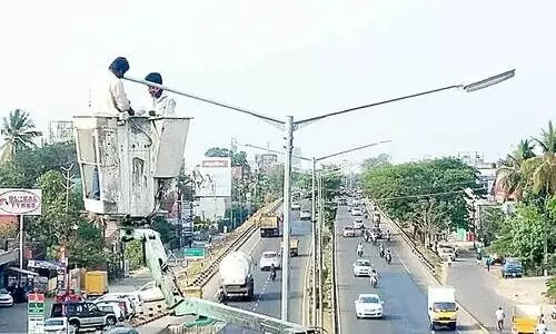 ദേശീയപാതയിലെ വഴിവിളക്കുകള്‍ തെളിയുന്നു