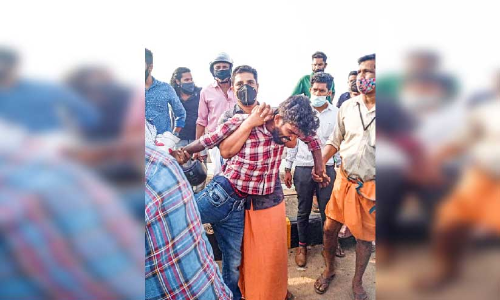 കായലിൽ ചാടാനൊരുങ്ങിയ യുവാവിനെ ജീവിതത്തിലേക്ക്​ വലിച്ചിട്ട വിജീഷ്​ വൈറൽ