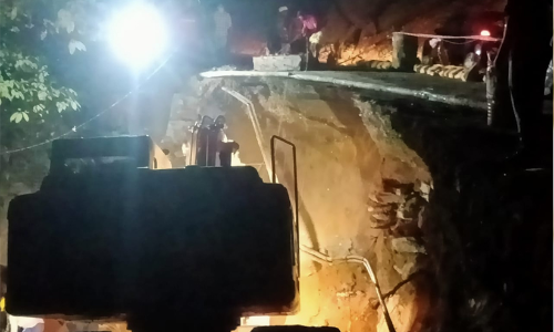 വയനാട് ചുരത്തിൽ റോഡ്​​ ഇടിഞ്ഞു: ഗതാഗതത്തിനു കർശന നിയന്ത്രണം