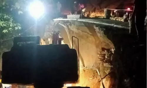 വയനാട് ചുരത്തിൽ റോഡ്​​ ഇടിഞ്ഞു: ഗതാഗതത്തിനു കർശന നിയന്ത്രണം