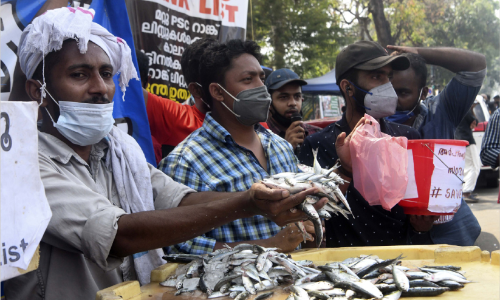 സെക്ര​േട്ടറിയറ്റിനുമുന്നിൽ മീൻ വിറ്റ്​ ഉദ്യോഗാർഥികളുടെ പ്രതിഷേധം