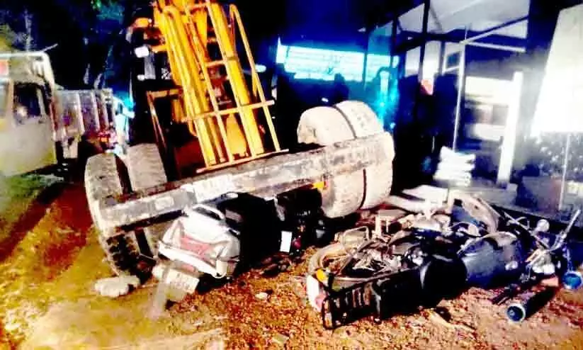 Crane out of control; Two-wheelers and power poles were damaged