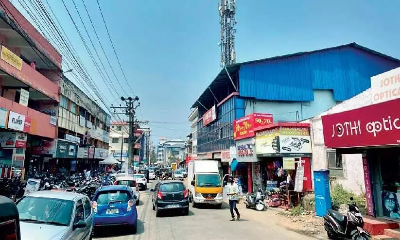 കുരുക്കുമുറുകി പാലക്കാട് നഗരം കുരുക്കുമുറുകി പാലക്കാട് നഗരം