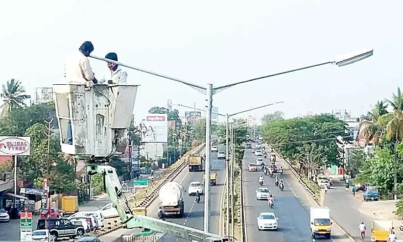 ദേശീയപാതയിലെ വഴിവിളക്കുകള്‍ തെളിയുന്നു