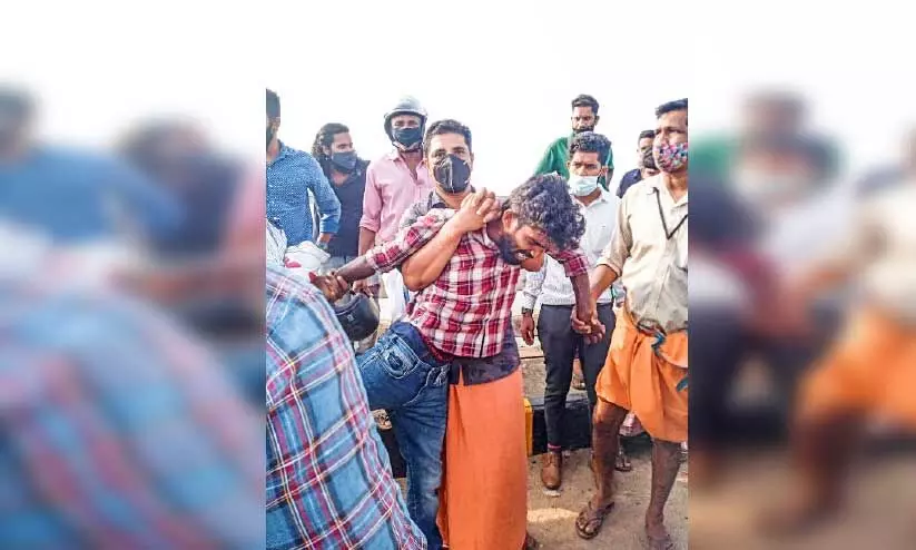 കായലിൽ ചാടാനൊരുങ്ങിയ യുവാവിനെ ജീവിതത്തിലേക്ക് വലിച്ചിട്ട വിജീഷ് വൈറൽ കായലിൽ ചാടാനൊരുങ്ങിയ യുവാവിനെ ജീവിതത്തിലേക്ക് വലിച്ചിട്ട വിജീഷ് വൈറൽ