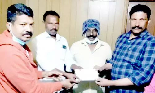 കേ​ളി ഇ​ട​പെ​ട​ൽ: ശ​മ്പ​ള​വും ഭ​ക്ഷ​ണ​വു​മി​ല്ലാ​തെ ദു​രി​ത​ത്തി​ലാ​യ തൊ​ഴി​ലാ​ളി​ക​ളെ നാ​ട്ടി​ലെ​ത്തി​ച്ചു