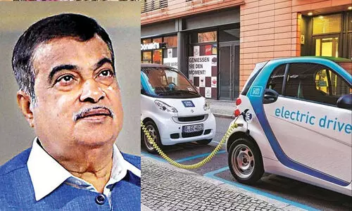 ഉദ്യോഗസ്ഥർക്ക് വൈദ്യുത വാഹനം നിർബന്ധമാക്കുമെന്ന് നിതിൻ ഗഡ്കരി