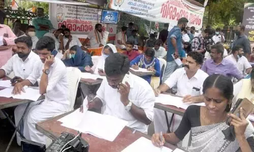 തെരുവിലെ ക്ലാസ്​മുറിയിൽ പ്രതിഷേധമായി യൂത്ത്​കോൺഗ്രസ്​  ​പ്രഹസന പരീക്ഷ