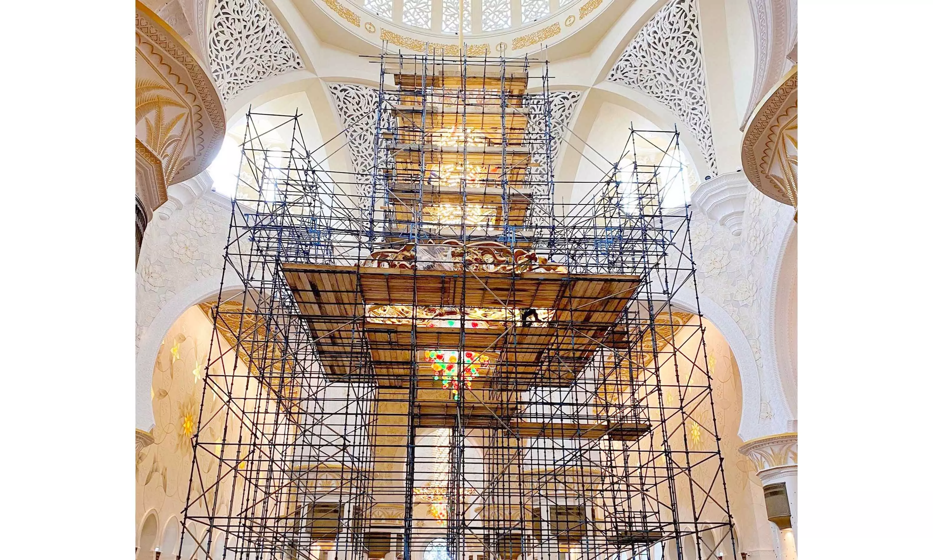 അ​റ്റ​കു​റ്റ​പ്പ​ണി ക​ഴി​ഞ്ഞു ശൈ​ഖ് സാ​യി​ദ് പ​ള്ളി​യി​ലെ ദീ​പ​ങ്ങ​ൾ മി​ന്നി​ത്തി​ള​ങ്ങും