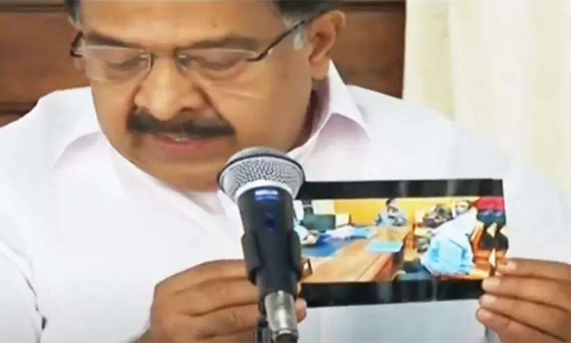 ഇ.എം.സി.സി പ്രതിനിധികളുമായി ഫിഷറീസ് മന്ത്രി ചർച്ച നടത്തുന്ന ചിത്രങ്ങൾ പുറത്തുവിട്ട് ചെന്നിത്തല ഇ.എം.സി.സി പ്രതിനിധികളുമായി ഫിഷറീസ് മന്ത്രി ചർച്ച നടത്തുന്ന ചിത്രങ്ങൾ പുറത്തുവിട്ട് ചെന്നിത്തല