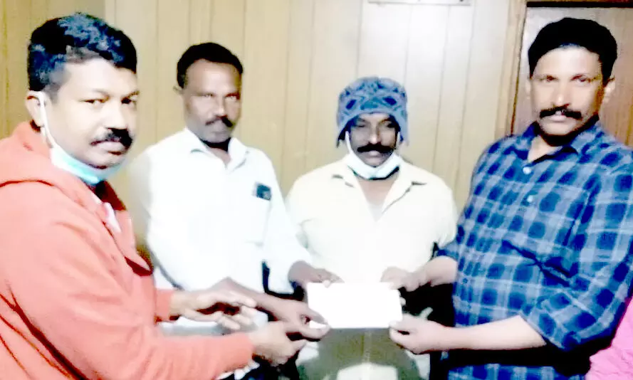 കേളി ഇടപെടൽ: ശമ്പളവും ഭക്ഷണവുമില്ലാതെ ദുരിതത്തിലായ തൊഴിലാളികളെ നാട്ടിലെത്തിച്ചു കേളി ഇടപെടൽ: ശമ്പളവും ഭക്ഷണവുമില്ലാതെ ദുരിതത്തിലായ തൊഴിലാളികളെ നാട്ടിലെത്തിച്ചു