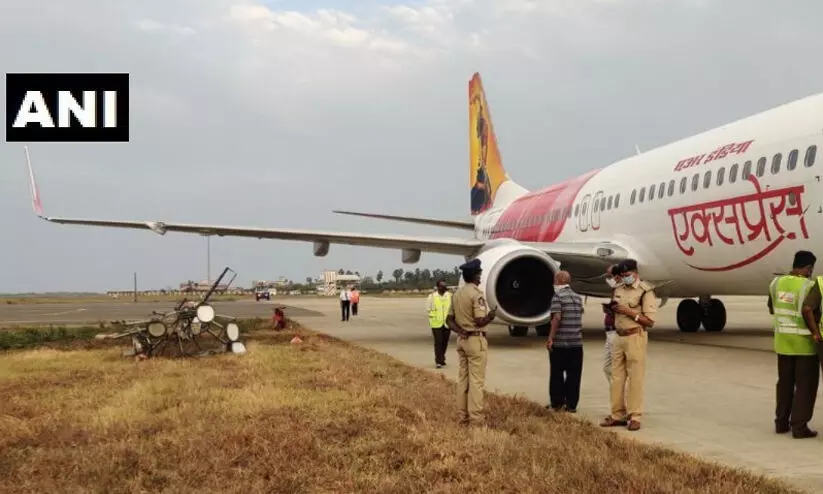 ലാൻഡിങ്ങിനിടെ എയർ ഇന്ത്യ എക്സ്പ്രസ് വിമാനം വിളക്കുകാലിൽ ഇടിച്ചു; യാത്രക്കാർ സുരക്ഷിതർ ലാൻഡിങ്ങിനിടെ എയർ ഇന്ത്യ എക്സ്പ്രസ് വിമാനം വിളക്കുകാലിൽ ഇടിച്ചു; യാത്രക്കാർ സുരക്ഷിതർ