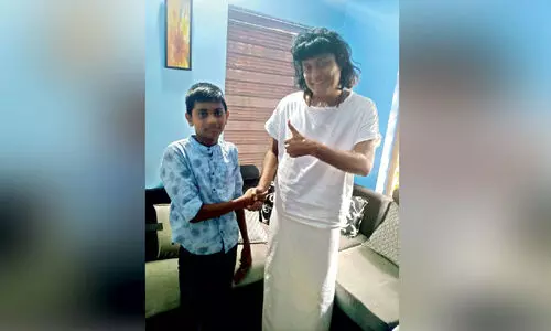 ഉമർ മുഖ്ത്താറി​െന അഭിനന്ദിക്കാൻ ബോബി ചെമ്മണ്ണൂരെത്തി