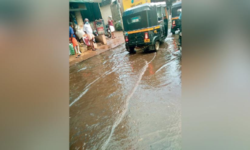 മഴയിൽ മലിനജലം റോഡിൽ; മ​േഞ്ചരിയിൽ  യാത്രക്കാർ ദുരിതത്തിൽ