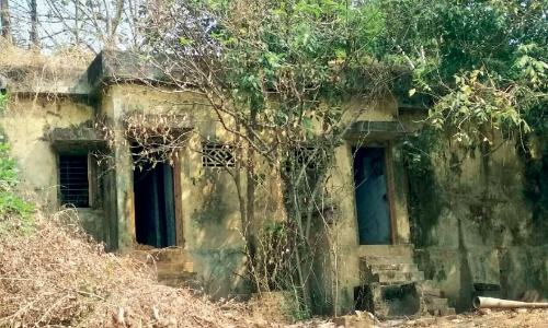 പറളിയിൽ അനാഥമായി പഴയ റെയിൽവേ ക്വാർട്ടേഴ്സുകൾ