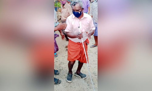 കരുണയില്ലാത്ത കണ്ണുകൾ; അന്ധ​െൻറ കൈയിൽനിന്ന്​ ലോട്ടറി കവർന്നു