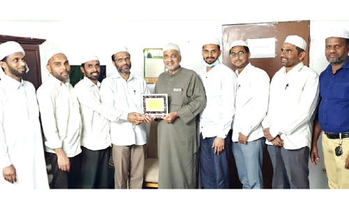 അ​ബ്​​ദു​ൽ അ​സീ​സ്​ മാ​സ്​​റ്റ​ർ​ക്ക്​ യാ​ത്ര​യ​യ​പ്പ് ന​ൽ​കി