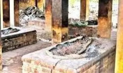 house owner death; Protest during cremation