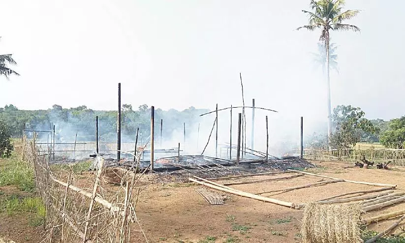 കടമറ്റത്ത്​ സിനിമ സെറ്റിന്​ തീയിട്ടു