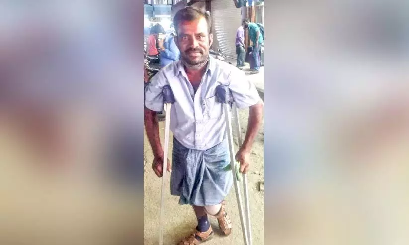 ദാരി​ദ്ര്യത്തെയും വൈകല്യത്തെയും തോൽപിച്ച്  രമേശിന്‍റെ സത്യസന്ധത