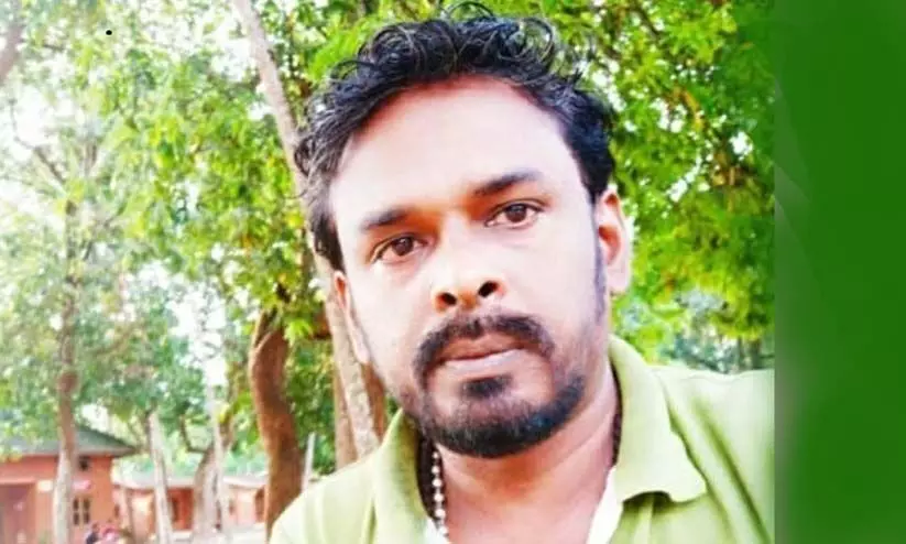 നിർത്തിയിട്ട കാറിനുള്ളിൽ യുവാവിനെ മരിച്ച നിലയിൽ കണ്ടെത്തി നിർത്തിയിട്ട കാറിനുള്ളിൽ യുവാവിനെ മരിച്ച നിലയിൽ കണ്ടെത്തി