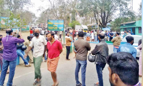 ക​ർ​ണാ​ട​കയിലേക്ക്​ പോകാൻ കോവിഡ് സർട്ടിഫിക്കറ്റ്: ബാ​വ​ലി​യി​ൽ യാ​ത്ര​ക്കാ​രെ ത​ട​ഞ്ഞു; പ്ര​തി​ഷേ​ധ​ത്തി​നൊ​ടു​വി​ൽ ക​ട​ത്തി​വി​ട്ടു
