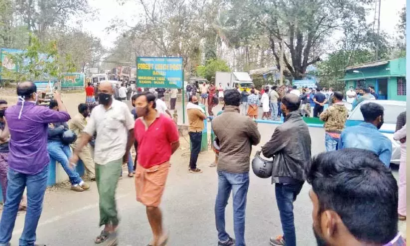 ക​ർ​ണാ​ട​കയിലേക്ക്​ പോകാൻ കോവിഡ് സർട്ടിഫിക്കറ്റ്: ബാ​വ​ലി​യി​ൽ യാ​ത്ര​ക്കാ​രെ ത​ട​ഞ്ഞു; പ്ര​തി​ഷേ​ധ​ത്തി​നൊ​ടു​വി​ൽ ക​ട​ത്തി​വി​ട്ടു