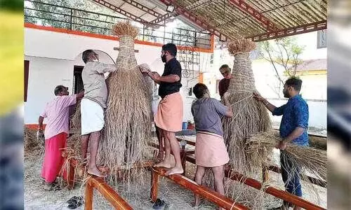 മച്ചാട് മാമാങ്കം; കുതിരകളെ ഒരുക്കി ദേശക്കാർ