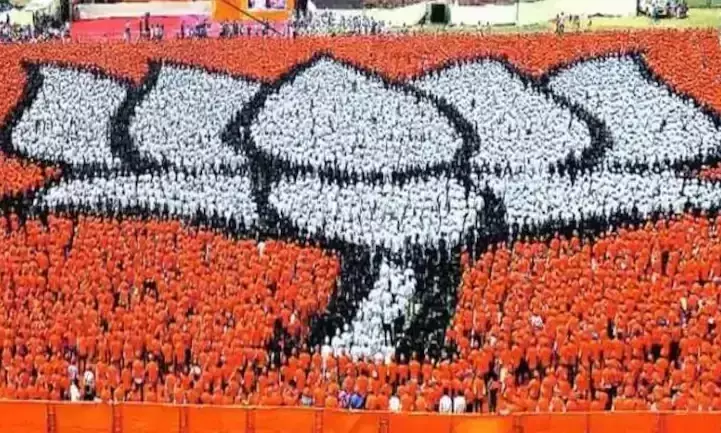 യോഗിക്ക് കേരളത്തിൽ വൻ വരവേൽപ്പോ? ഗുജറാത്തിലെ ചിത്രം ഉപയോഗിച്ച് ട്വിറ്ററിൽ വ്യാജ പ്രചാരണം