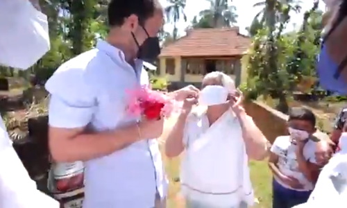 രാജീവ് ഗാന്ധിയെ ഓർക്കാറുണ്ടെന്ന് 93കാരി; മാസ്ക് ധരിപ്പിച്ച് രാഹുൽ VIDEO രാജീവ് ഗാന്ധിയെ ഓർക്കാറുണ്ടെന്ന് 93കാരി; മാസ്ക് ധരിപ്പിച്ച് രാഹുൽ VIDEO