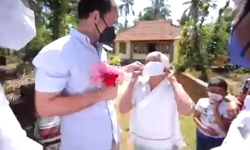 രാജീവ് ഗാന്ധിയെ ഓർക്കാറുണ്ടെന്ന് 93കാരി; മാസ്ക് ധരിപ്പിച്ച് രാഹുൽ VIDEO