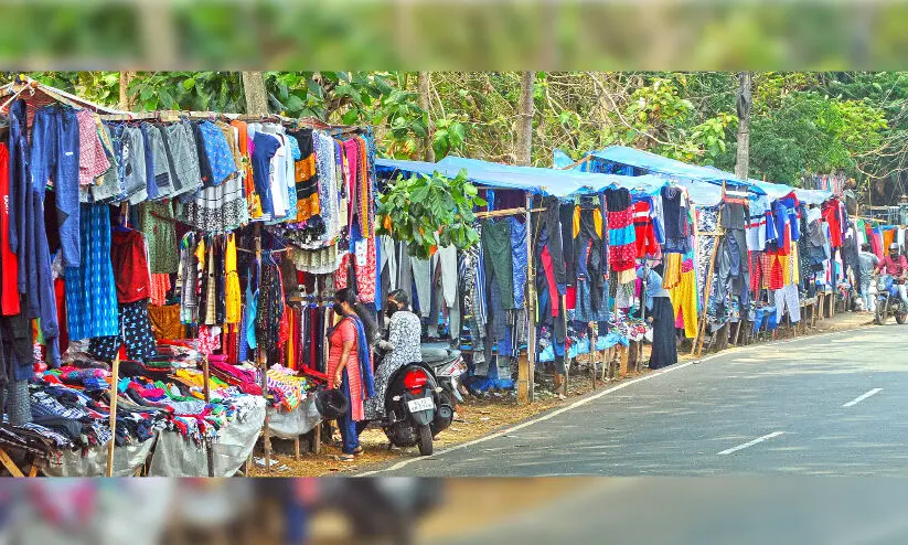 കൂണുപോലെ മുളച്ച് തെരുവ് വ്യാപാരം; നടപടിയുമായി കോർപറേഷൻ കൂണുപോലെ മുളച്ച് തെരുവ് വ്യാപാരം; നടപടിയുമായി കോർപറേഷൻ