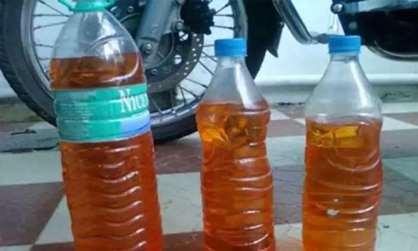 50 രൂ​പ​ക്ക്​ പെ​ട്രോ​ൾ വി​റ്റ്​ പ്ര​തി​ഷേ​ധം