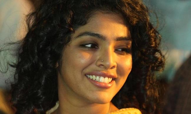 ഫെമിനിസ്റ്റ് ആയതുകൊണ്ട് ഇഷ്ടമല്ലെന്ന് കമന്റ്, ചുട്ട മറുപടി നൽകി റിമ കല്ലിങ്ങൽ ഫെമിനിസ്റ്റ് ആയതുകൊണ്ട് ഇഷ്ടമല്ലെന്ന് കമന്റ്, ചുട്ട മറുപടി നൽകി റിമ കല്ലിങ്ങൽ