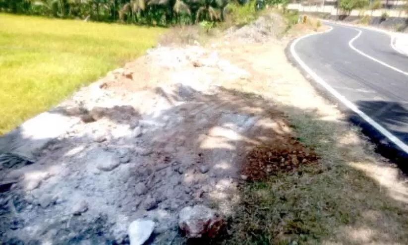 ക്ഷേത്രത്തിന് സമീപം കക്കൂസ് മാലിന്യം ഒഴുക്കി; പ്രതിഷേധം ശക്തം ക്ഷേത്രത്തിന് സമീപം കക്കൂസ് മാലിന്യം ഒഴുക്കി; പ്രതിഷേധം ശക്തം