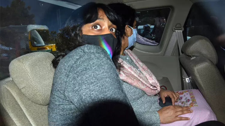 ദിശ രവിയെ ഒരു ദിവസത്തെ പൊലീസ് കസ്റ്റഡിയിൽ വിട്ടു ദിശ രവിയെ ഒരു ദിവസത്തെ പൊലീസ് കസ്റ്റഡിയിൽ വിട്ടു