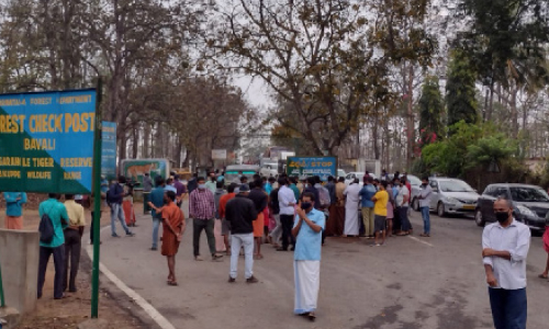 വാഹനങ്ങൾ തടഞ്ഞ് കർണാടക; ഇ​ന്നു മു​ത​ല്‍ കോവിഡ് സ​ര്‍ട്ടി​ഫി​ക്ക​റ്റ് നി​ര്‍ബ​ന്ധം