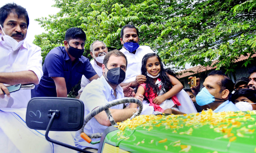 കർഷക മനസ്സിലേക്ക് ട്രാക്ടർ ഓടിച്ച് രാഹുൽ