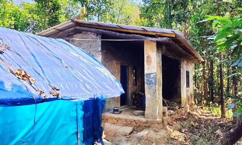 താ​മ​സ​യോ​ഗ്യ​മ​ല്ലാ​ത്ത വീ​ടു​ക​ളി​ൽ അ​റ്റ​കു​റ്റ​പ്പ​ണി ന​ട​ത്തി പ​ണം ത​ട്ടി​യ​താ​യി പ​രാ​തി