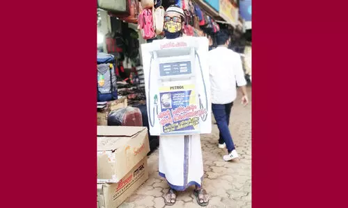 ഇന്ധന വിലവര്‍ധനവില്‍ പ്രതിഷേധിച്ച് ഒറ്റയാള്‍ സമരം