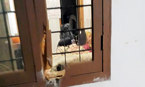 പാറ പൊട്ടിക്കുന്നതിനിടെ കല്ല് വീണ് വീട് തകർന്നു പാറ പൊട്ടിക്കുന്നതിനിടെ കല്ല് വീണ് വീട് തകർന്നു