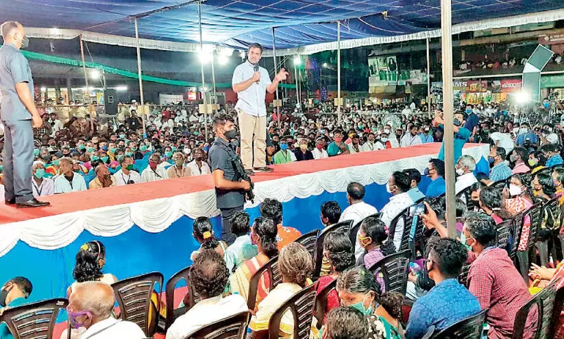 രാഹുലി‍ന്​ മുന്നിൽ ദുരിതം നിരത്തി ആദിവാസികൾ