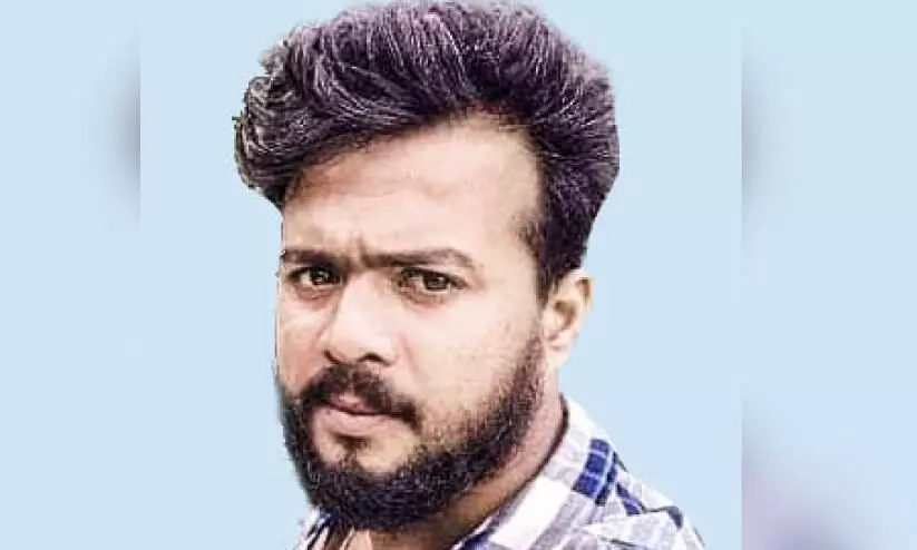 മാ​ലി​ന്യം ത​ള്ളു​ന്ന​തി​നി​ടെ ലോ​റി   പാ​റ​മ​ട​യി​ലേ​ക്ക് മ​റി​ഞ്ഞ് ഡ്രൈ​വ​ര്‍ മ​രി​ച്ചു