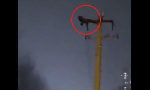 വൈദ്യുതിത്തൂണിന്​ മുകളിൽ യുവാവി​െൻറ​ വ്യായാമം; ചൈനീസ്​ പട്ടണത്തിൽ ​വൈദ്യുതി മുടങ്ങിയത്​ ആയിരങ്ങൾക്ക്; വിഡിയോ വൈറൽ