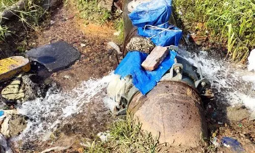 ക​ണ്ണ​ട​ച്ച് അ​ധി​കൃ​ത​ര്‍: പാ​ഴാ​കു​ന്ന​ത്ല​ക്ഷ​ക്ക​ണ​ക്കി​ന് ലി​റ്റ​ര്‍ കു​ടി​വെ​ള്ളം