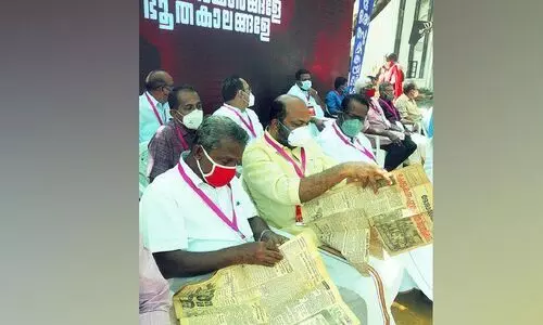 മഹാരാജാസിെൻറ തിരുമുറ്റത്ത് അവർ വീണ്ടും പഴയ എസ്.എഫ്.ഐക്കാരായി മഹാരാജാസിെൻറ തിരുമുറ്റത്ത് അവർ വീണ്ടും പഴയ എസ്.എഫ്.ഐക്കാരായി